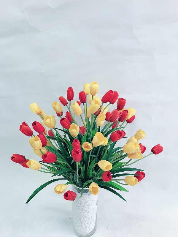 Bình hoa tulip lụa nghệ thuật cao cấp tươi tắn tô điểm không gian rực rỡ