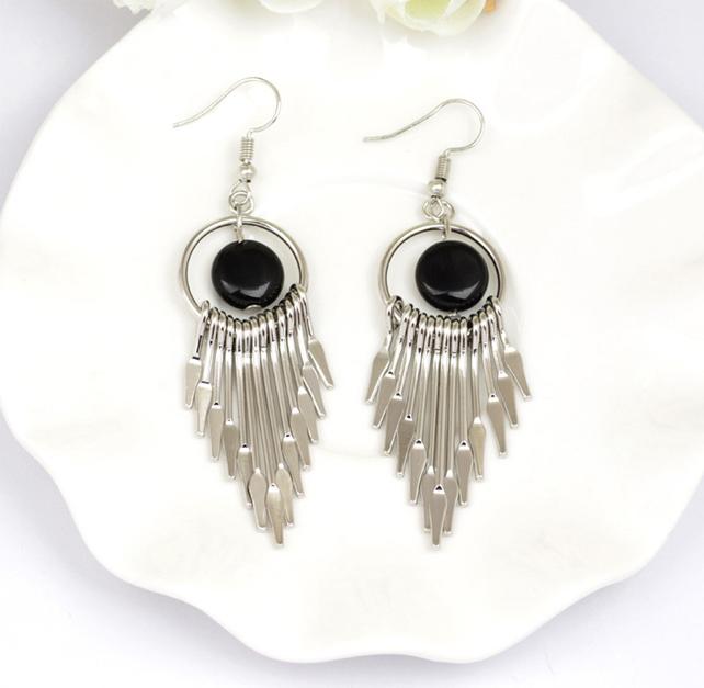 Bông tai móc tròn thả tua rua