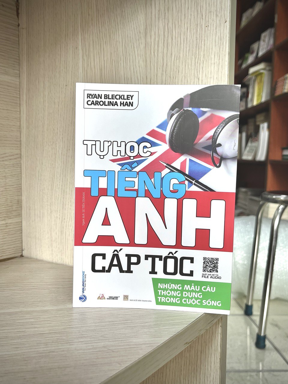 Tự Học Tiếng Anh Cấp Tốc - Những Mẫu Câu Thông Dụng Trong Cuộc Sống - Tái Bản - Vanlangbooks