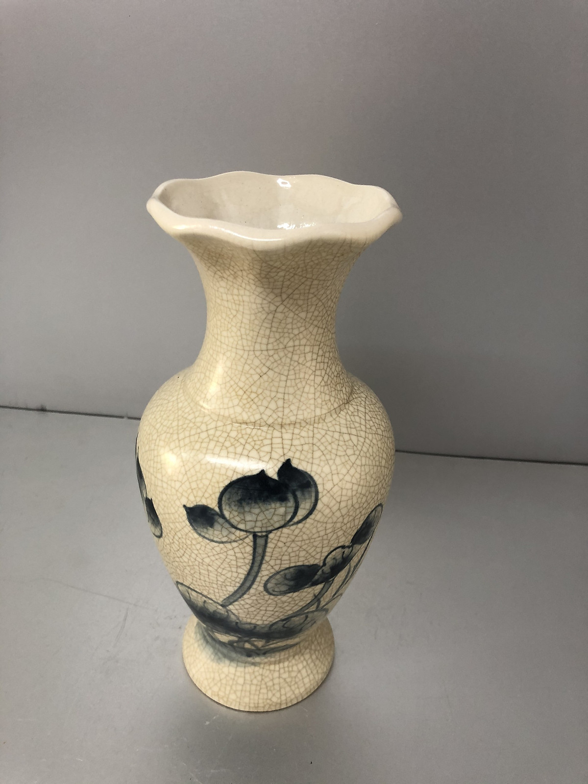 Lọ hoa men rạn vẽ sen , mẫu cổ loe