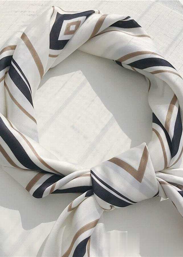 Khăn Lụa Vuông Sọc Trắng Viền Nâu - Mã KL052