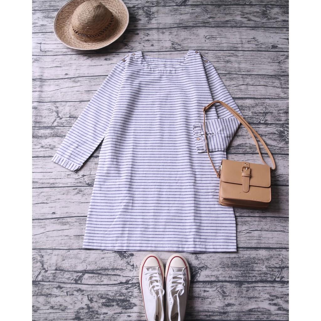 VÁY MORI SỌC NGANG ĐÍNH NÚT GỖ Ở VAI CÓ TÚI