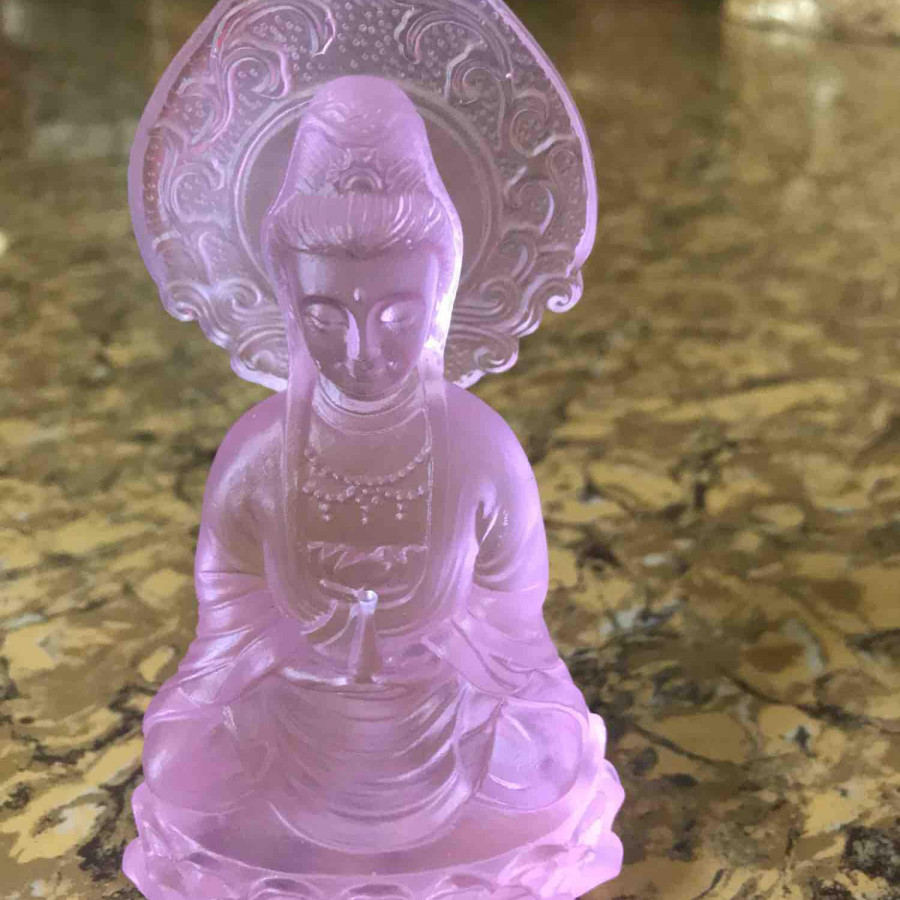 TƯỢNG PHẬT BÀ QUAN ÂM ĐÁ LƯU LY MÀU HỒNG cao 13cm đk 7cm mệnh HOẢ THỔ