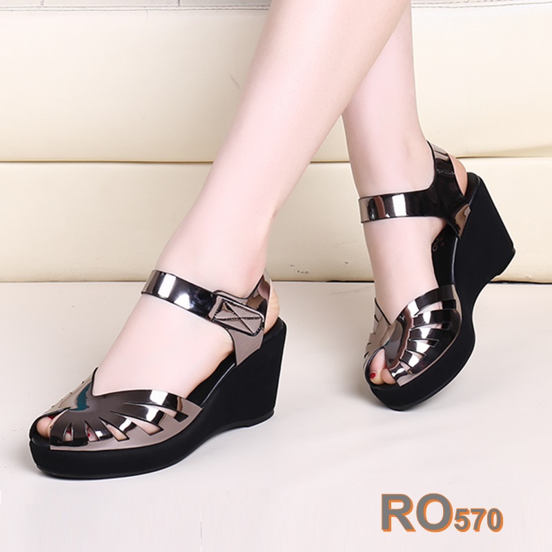 Giày sandal nữ đế xuồng 6 phân hàng hiệu rosata hai màu đen chì ro570