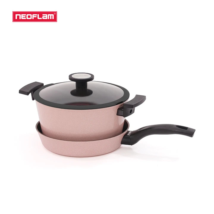 Bộ đôi nồi chảo chống dính bếp từ Neoflam Reverse 24cm, phủ chống dính Daikin 4 sao Nhật Bản. Vung bằng kính cường lực viền silicone đen. Tráng chống dính bên ngoài màu hồng