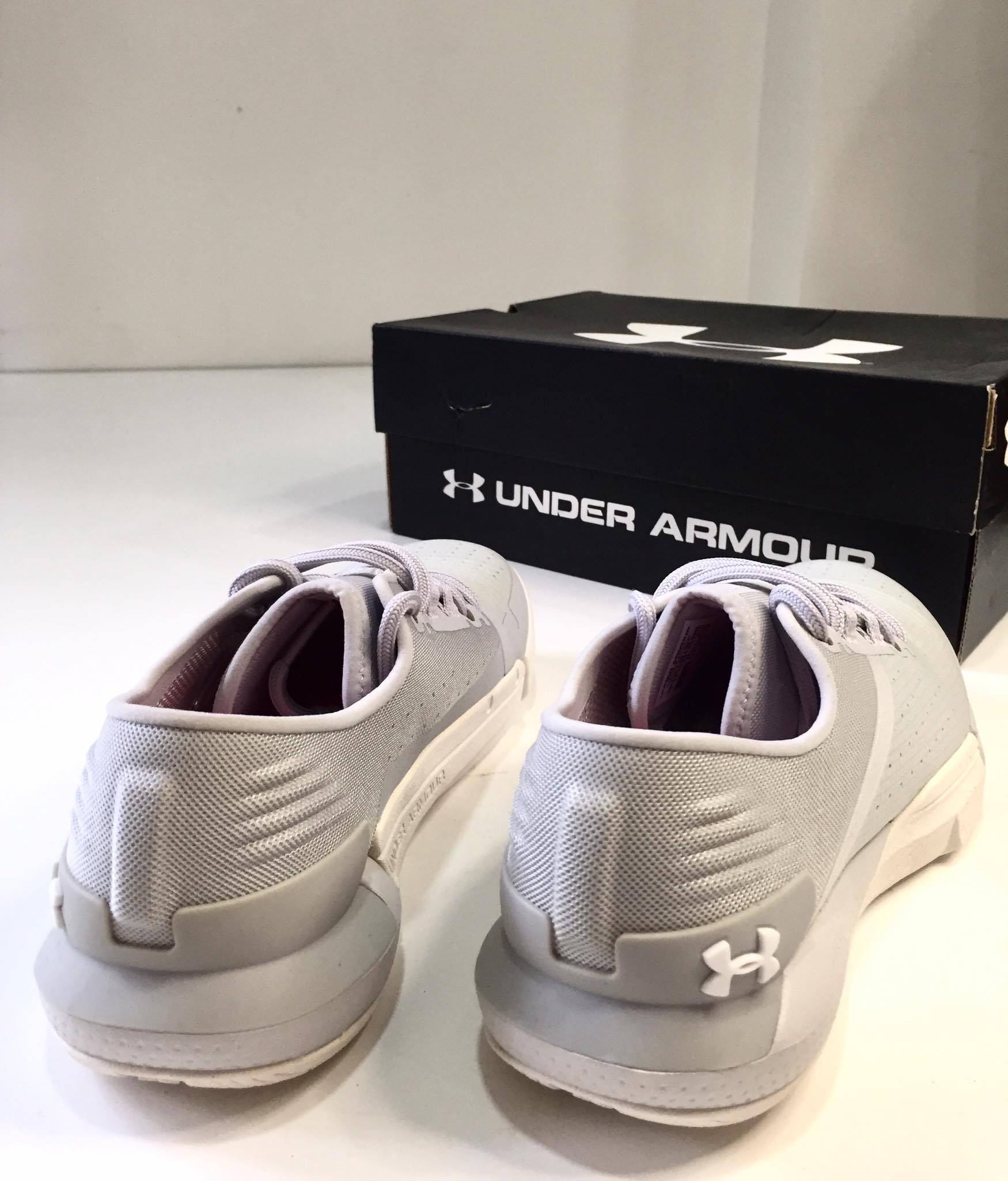 Giày sneaker nữ Under Amourr chinh hãng xách tay Mỹ
