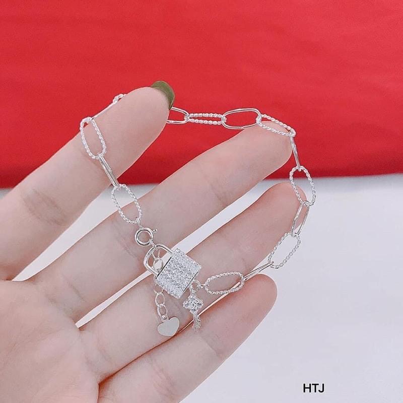 LẮC TAY BẠC TA TREO KHOÁ XINH XẮN -