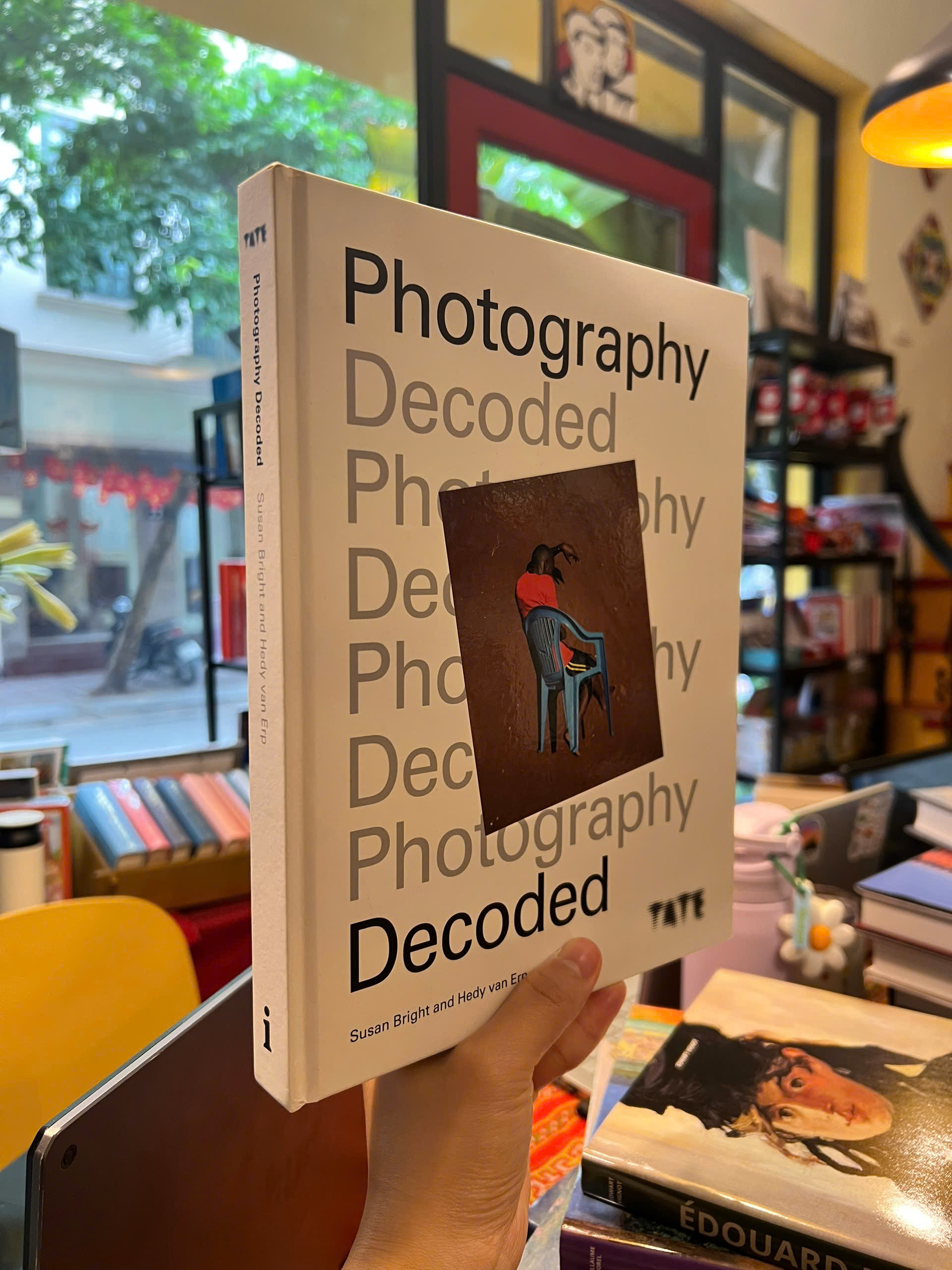 Sách - Photography Decoded: The 100 Greatest Ever Photos / Ngoại văn Nhập khẩu UK / Bìa cứng
