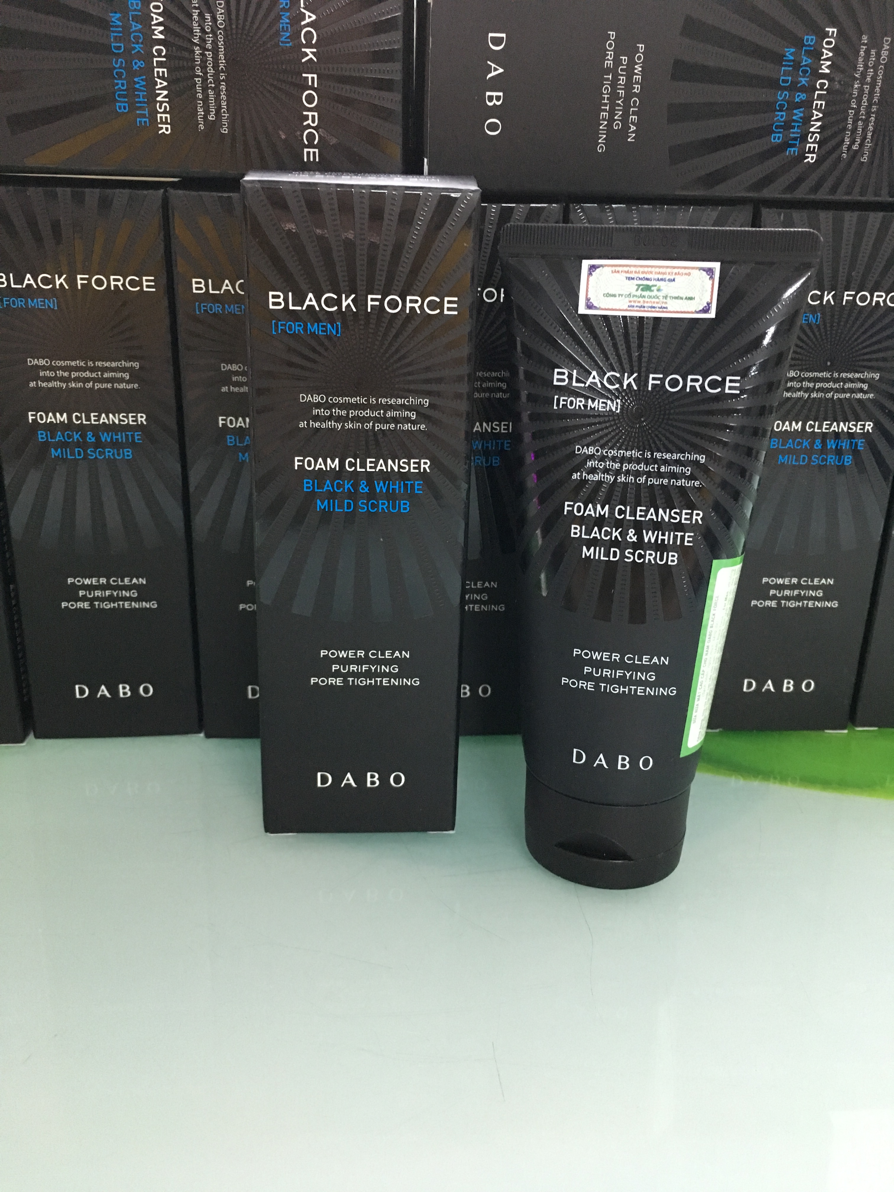 Sữa Rửa Mặt Dành Cho Nam Dabo Black Force Foam Cleanser Black & White Mild Scrub Kháng Khuẩn, Ngừa Mụn, Sạch Nhờn Có Hạt Massage