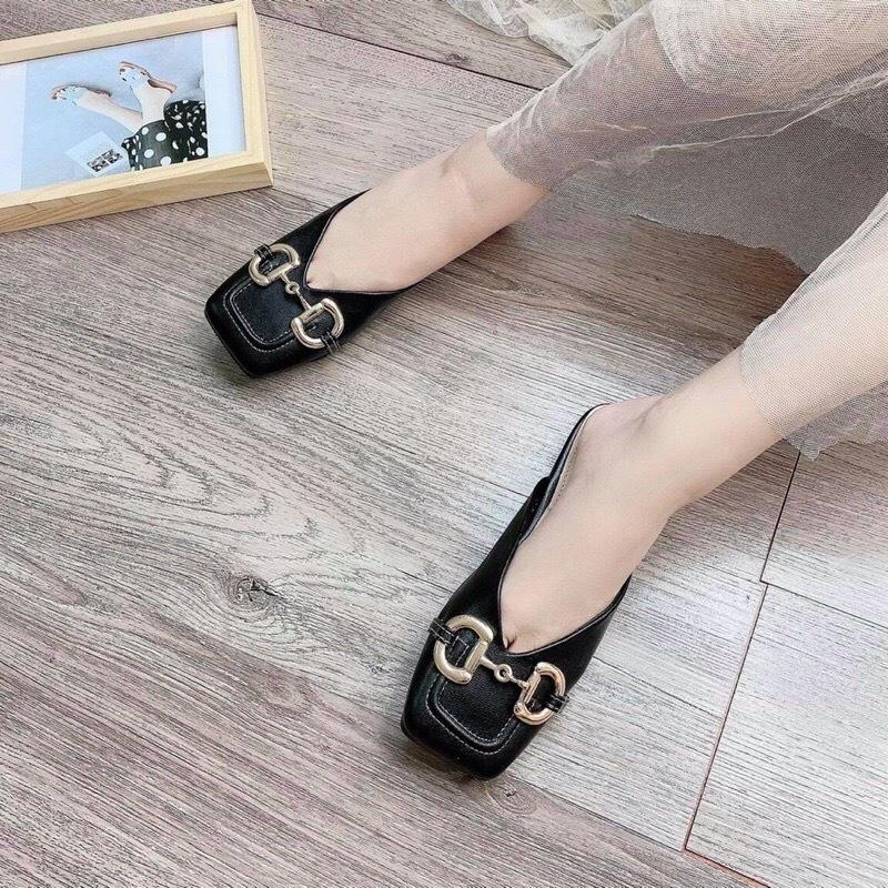 Giày sục da mềm khóa D