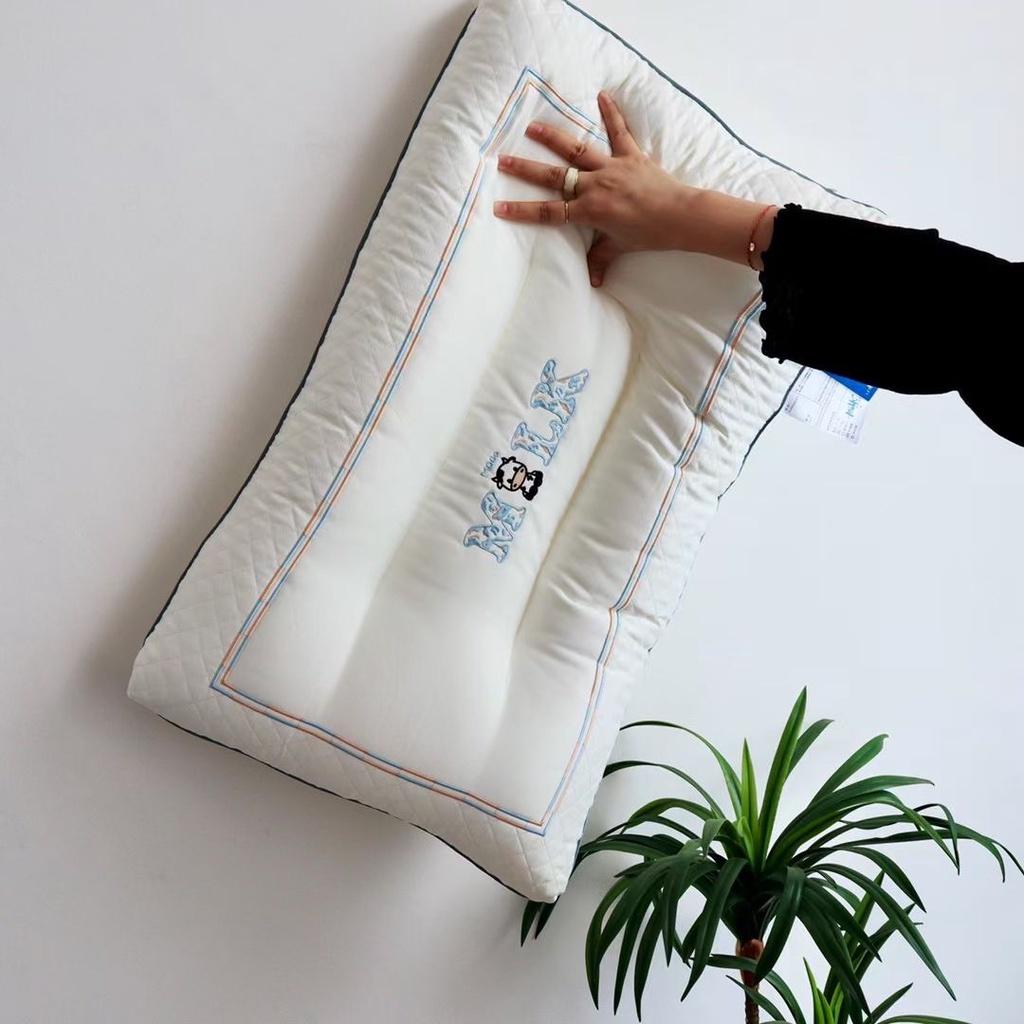 GỐI MATXA BAMBOO với hình thêu chú bò sữa cute đáng yêu