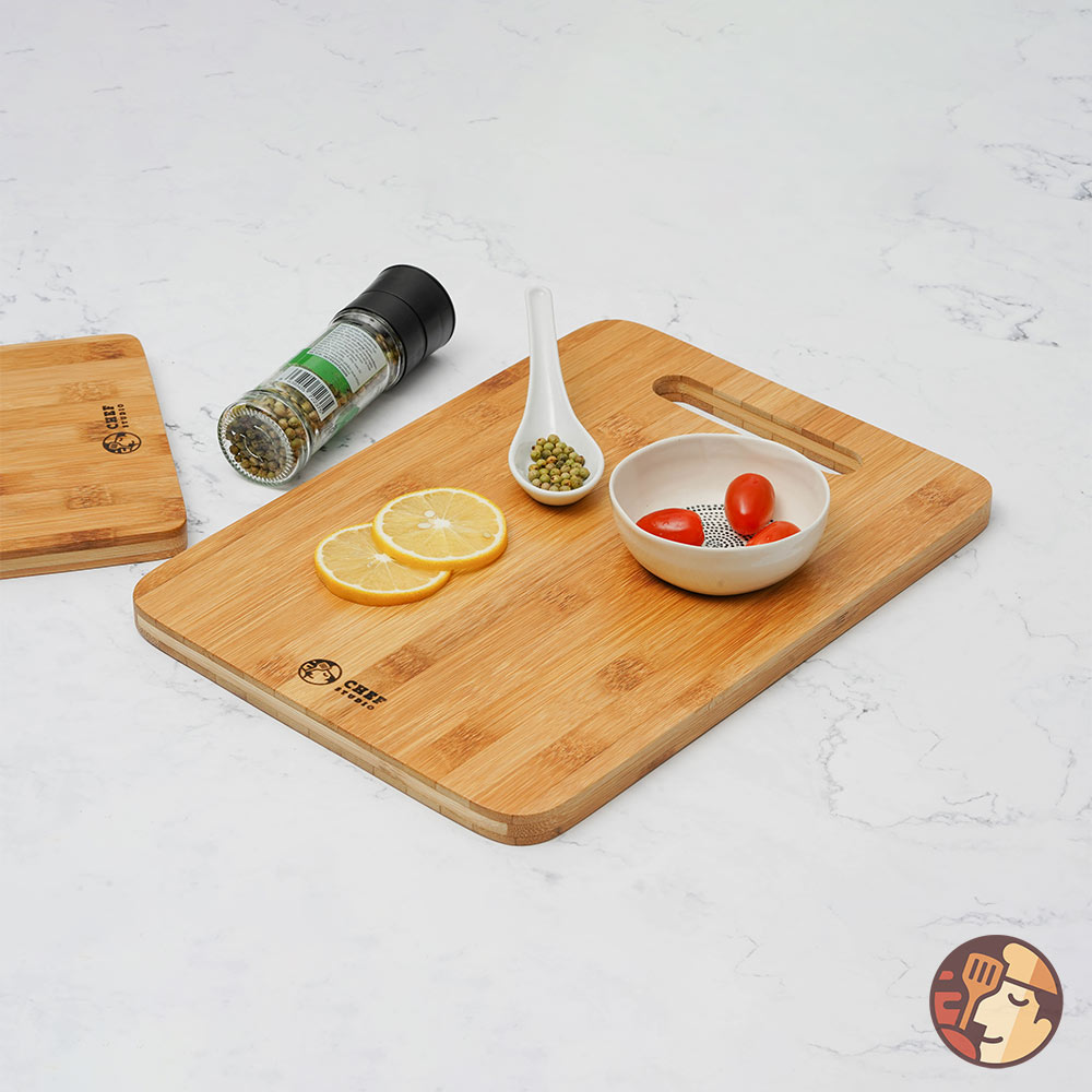 Thớt tre Chef Studio cao cấp hình chữ nhật, có tay nắm size 34x24x1.5 cm, bền bỉ, an toàn cho sức khỏe, dùng cắt thái và bày trí đồ ăn