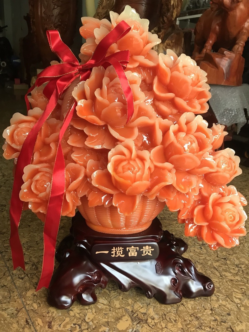 Tượng Bình Hoa Mẫu Đơn Đỏ Cam Mới To Dây Đỏ May Mắn Quá Hoành Tráng Đẹp Lắm Size Cao 55cm Ngang 48cm Sâu 31cm biểu tượng sự Hưng Thịnh , thịnh vượng, phồn vinh, Giàu Sang , Phú Quý, Giàu Sang , Phú Quý trưng phòng khách nhà công công quà tặng ý nghĩa ạ