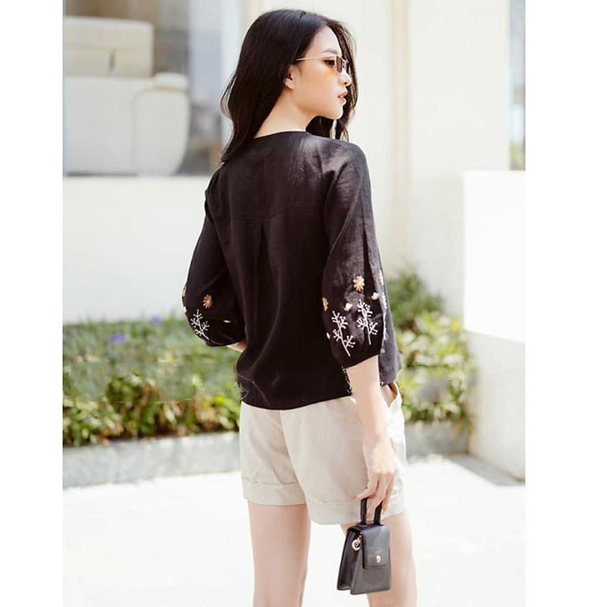 Áo kiểu nữ linen tưng premium cổ V tay lỡ thêu hoa trẻ trung - Đen