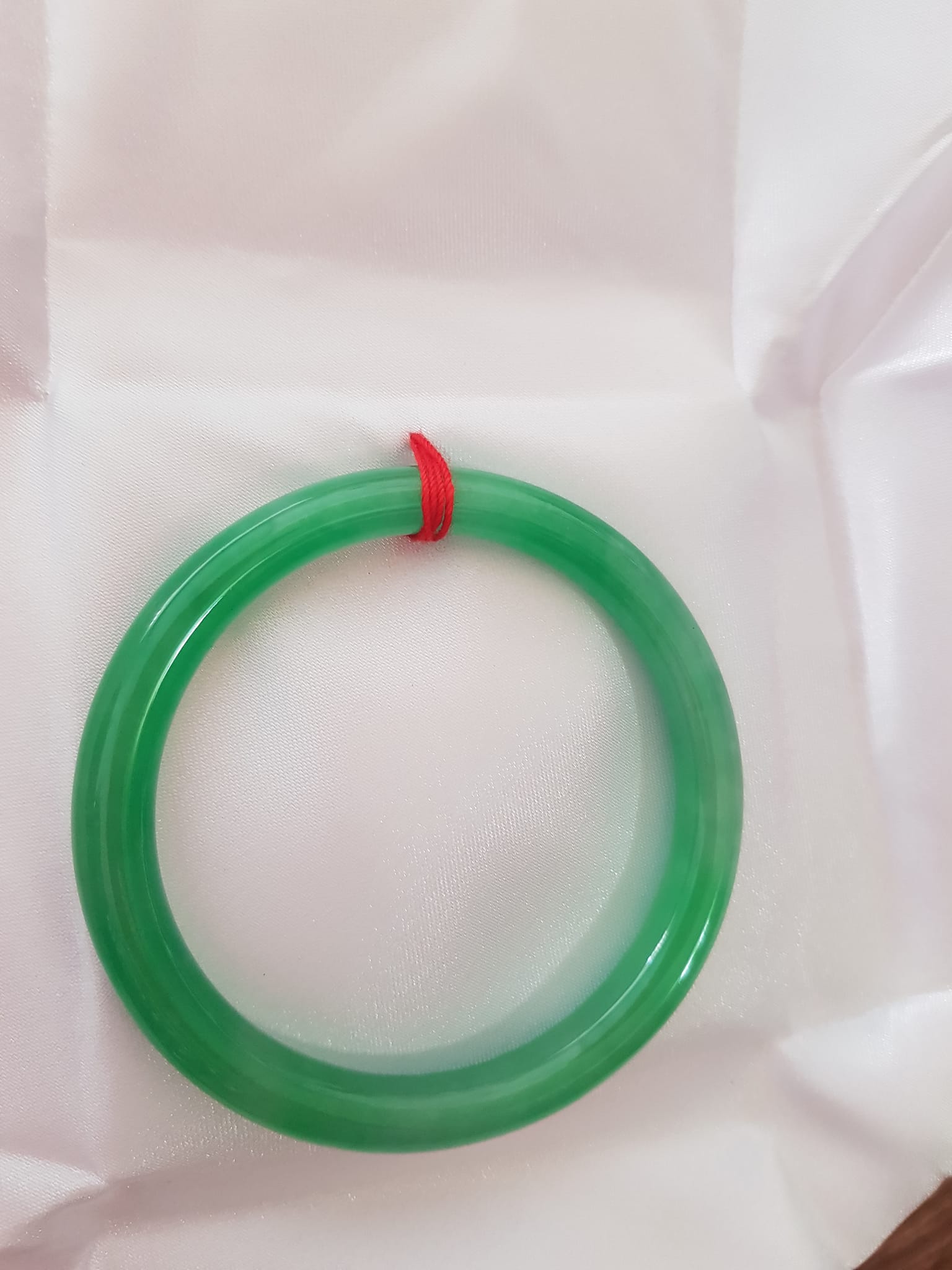 Vòng cẩm thạch Lý T 54mm x Dầy 7mm Màu Xanh lá tươi bóng mảnh khảnh đẹp hợp Nữ mệnh Mộc Hỏa 53kg - 62kg đeo ạ