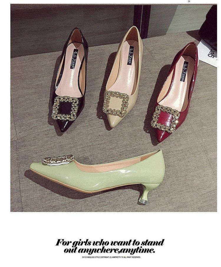 Giày cao gót với gót thấp đính phụ kiện vuông trang trí đơn giản thời trang cho nữ