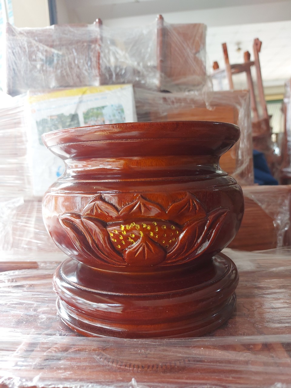 Bát nhang,lư hương gỗ tràm nguyên khối chạm khắc hoa sen nổi đường kính 18cm