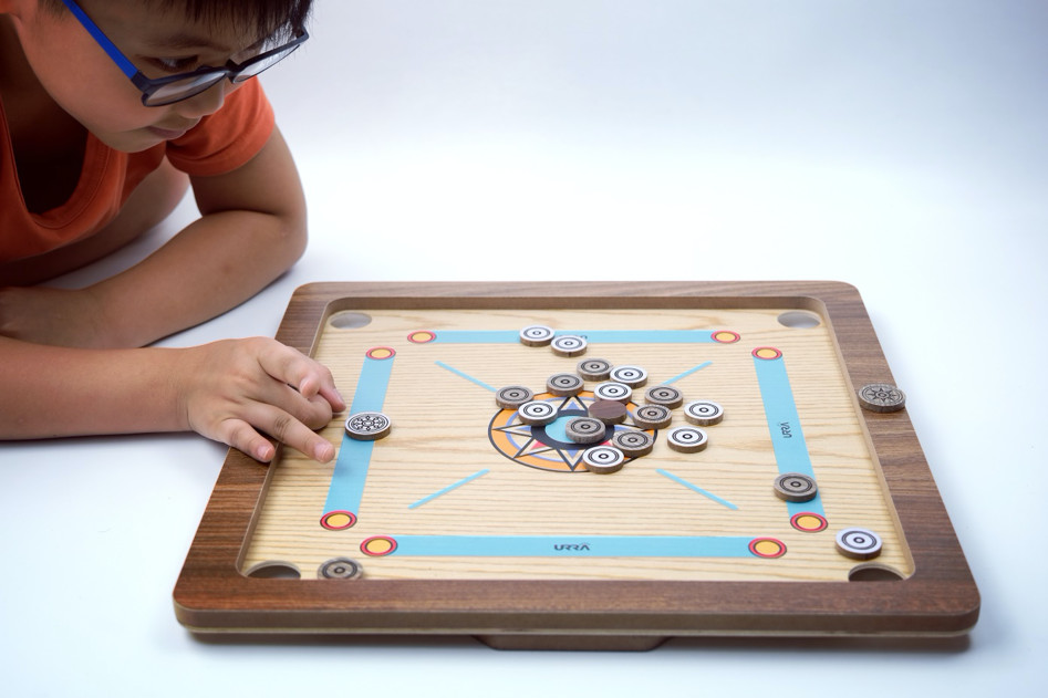 Bộ Cờ Búng Bàn Gỗ Urra Carrom Thiết Kế Độc Đáo Vui Nhộn Chất Liệu An Toàn - Hàng Chính Hãng