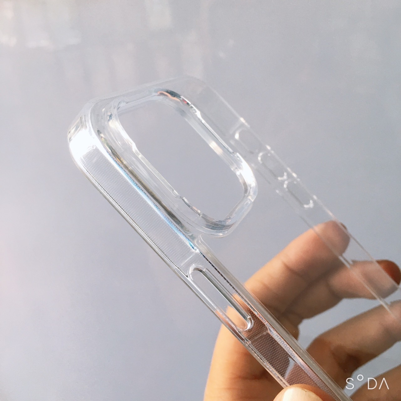Ốp lưng Likgus trong suốt chống sốc không ố màu dành cho iPhone 14 Pro/ 14 Pro Max