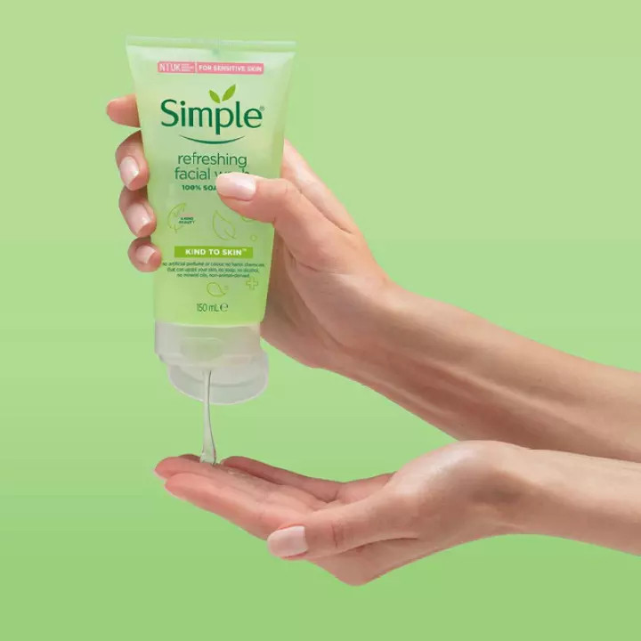 Sữa Rữa Mặt SIMPLE Kind To Skin Dạng Gel Cho Da Nhạy Cảm UK