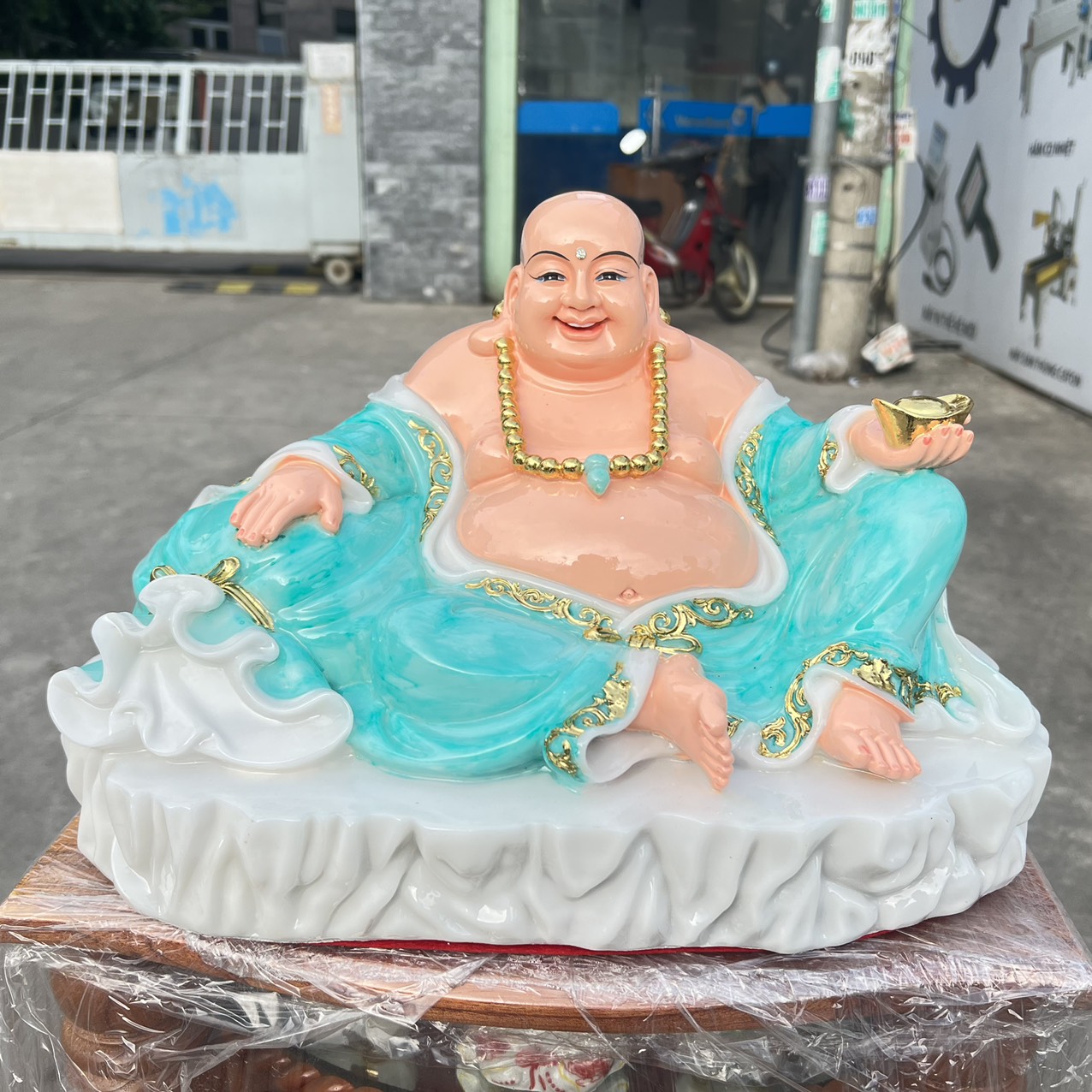 Tượng phật di lặc cầm thỏi vàng bằng đá Việt Nam ngang 42cm – Xanh