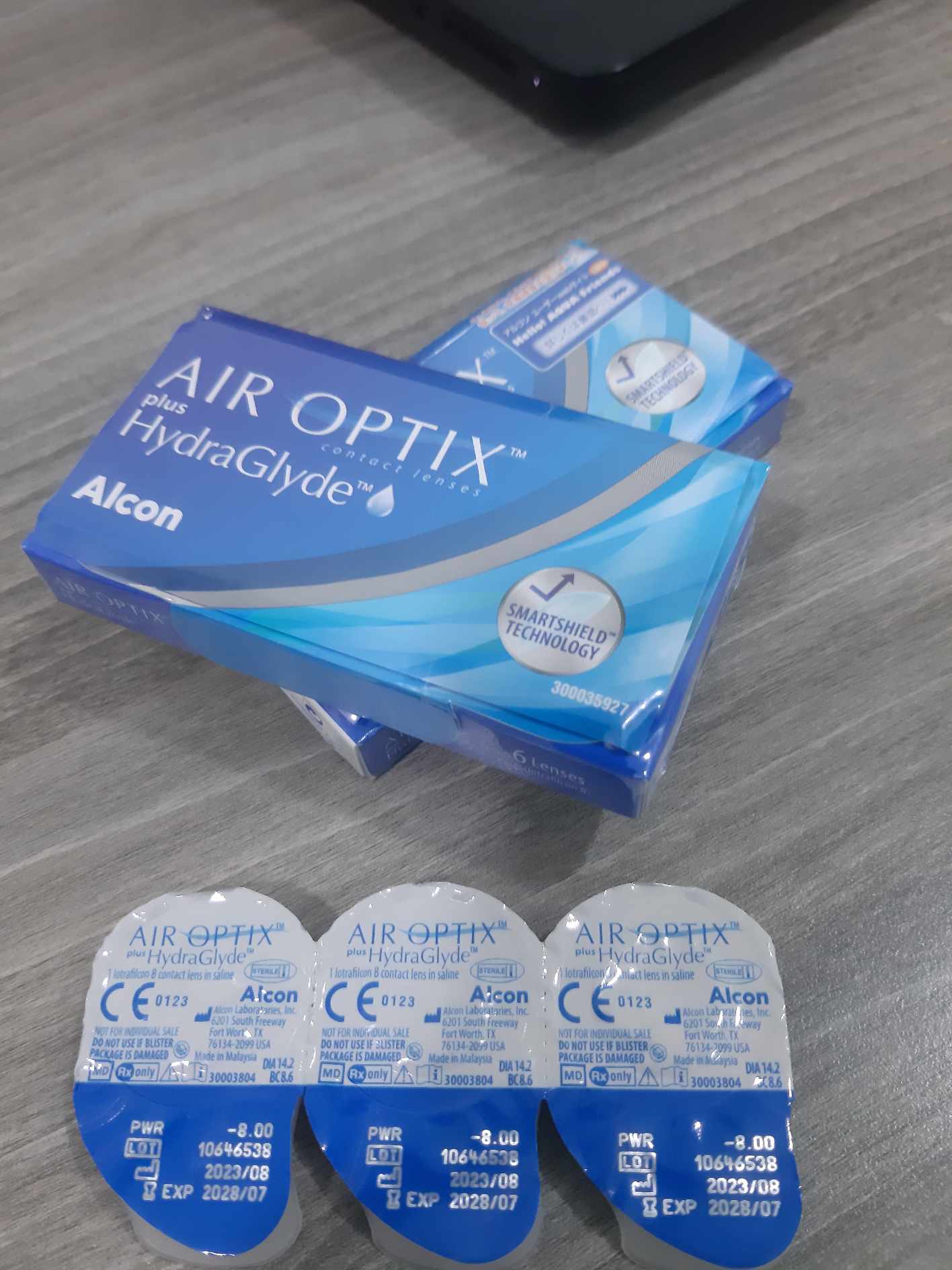 Một Căp Kính Áp Tròng Không Màu ALCON AIR OPTIX Plus HydraGlyde