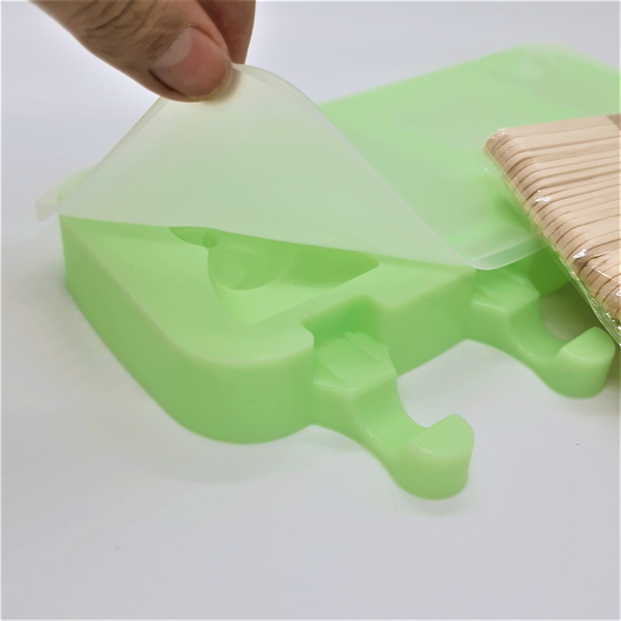 Khuôn làm kem silicon Mẫu Hoạt Hình 4 ngăn kèm 50 que gỗ tiện dụng