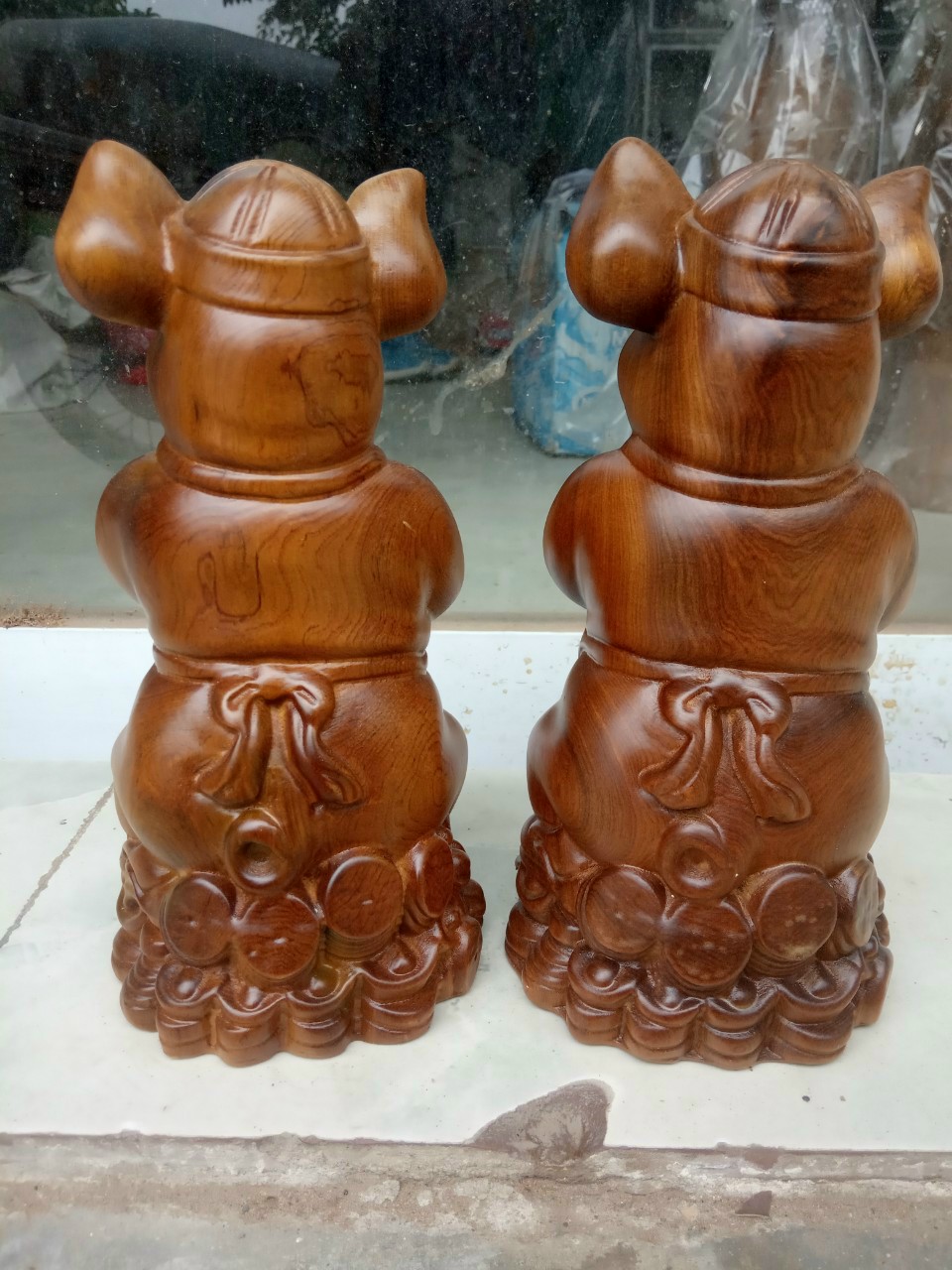 Tượng con heo Tài lộc bằng gỗ bách xanh thơm nức kt cao 15×9×9cm