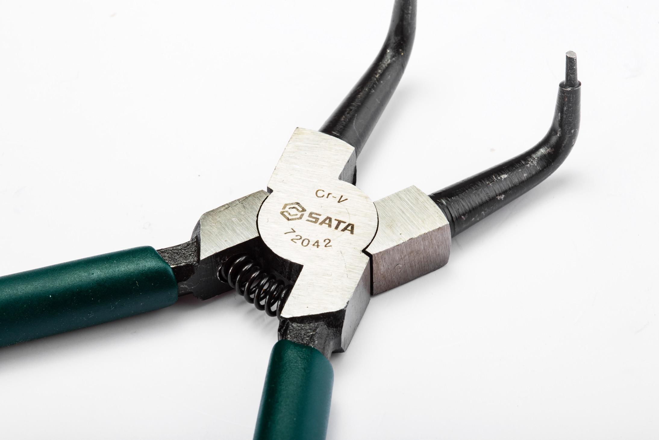 Kìm mở phe trong mũi cong 180mm SATA 72042
