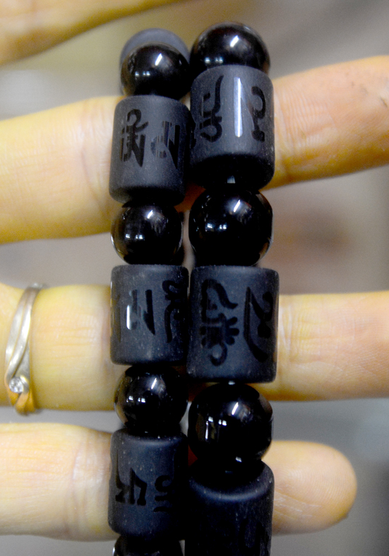 Vòng tay lắc trụ đen mờ khắc chú Omani