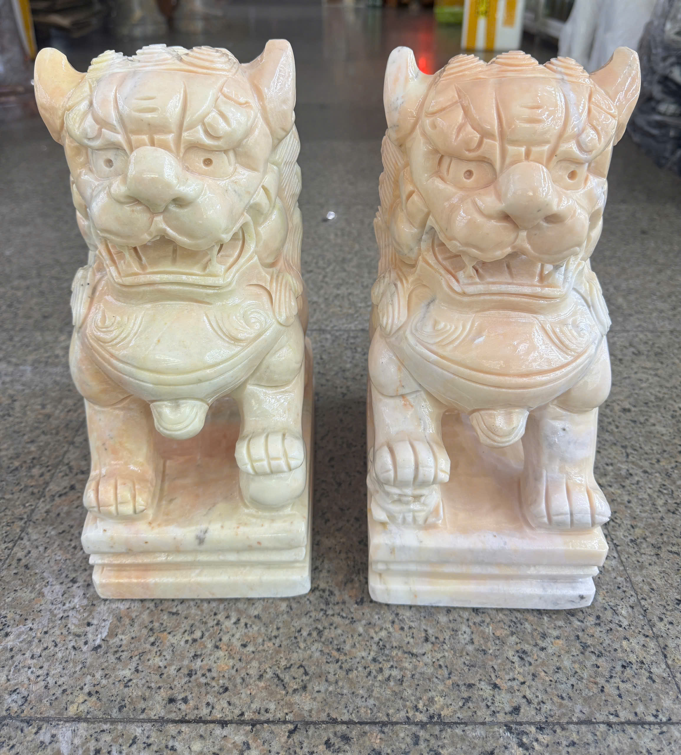 Cặp tượng Kỳ Lân phong thủy đá vàng cà rốt gác cổng, để mộ, trang trí bàn thờ thần tài - Cao 30 cm