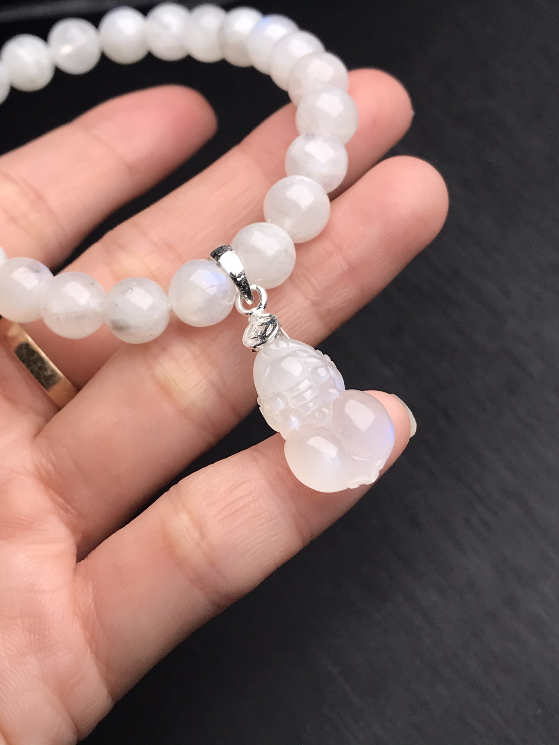 Vòng tay đá mặt trăng 8 mm mix tỳ hưu đá mặt trăng