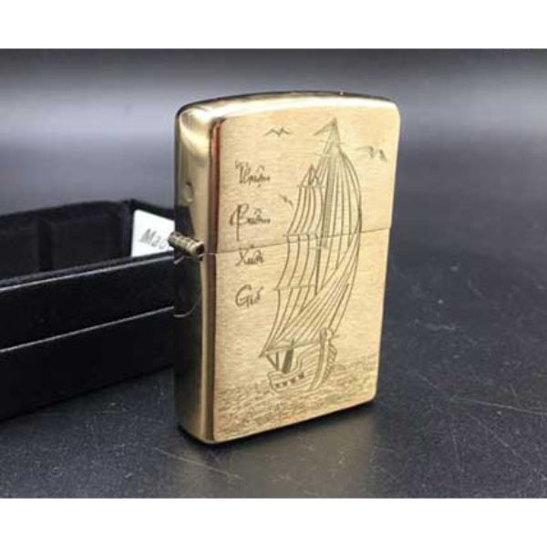 Bật Lửa ZIPPO 204B KHẮC THUẬN BUỒM XUÔI GIÓ 08 – 204B.TBXG08