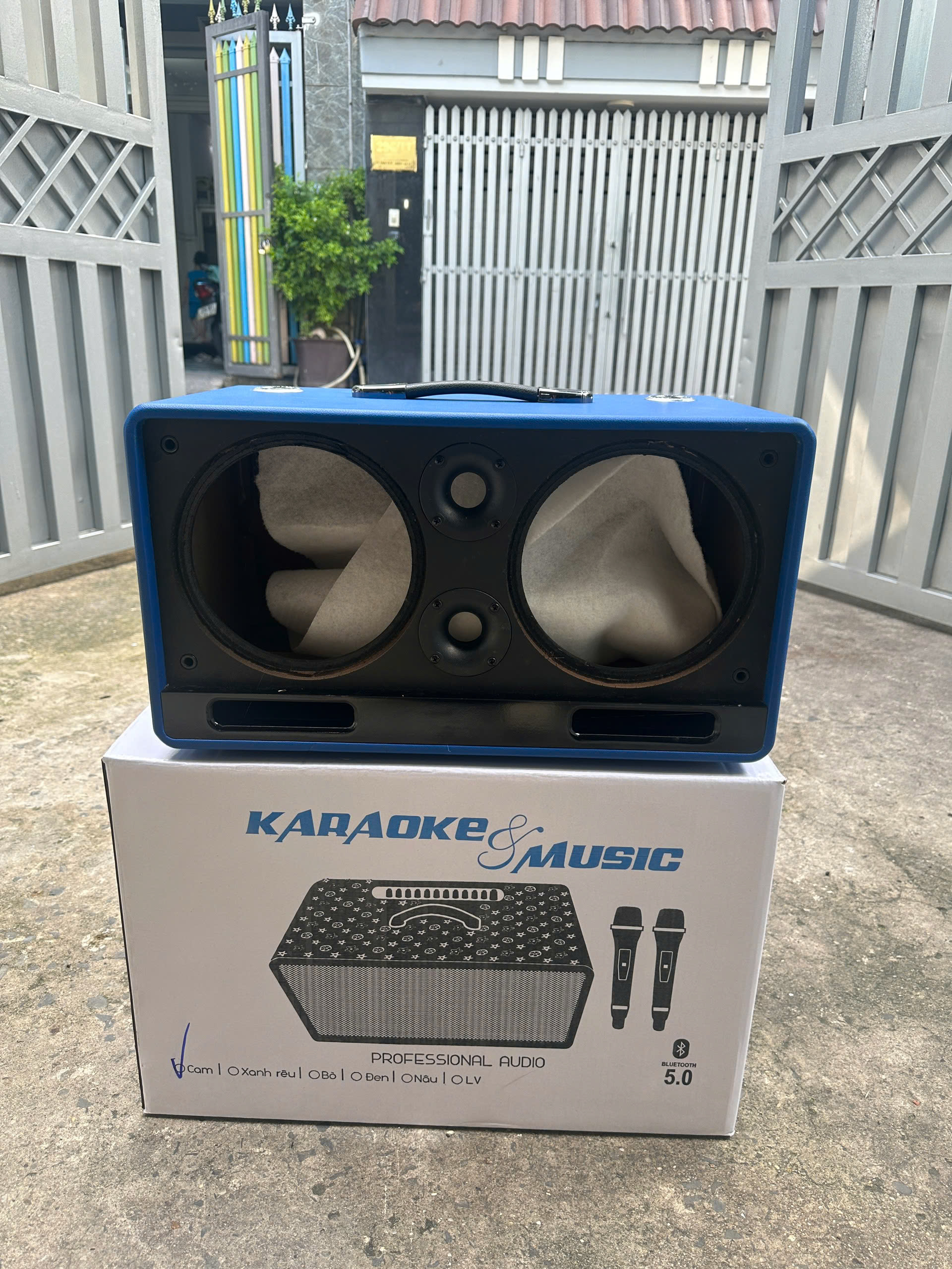 VỎ THÙNG LOA KÉO XÁCH TAY 20 THÙNG BỌC DA CAO CẤP 2 LỖ CHÉP TRƯỚC 8 CM CÓ SẴN HỌNG, 2 LỖ BASS 20 HẢI TRIỀU (HÀNG CHÍNH HÃNG) MÀU GIAO NGẪU NHIÊN