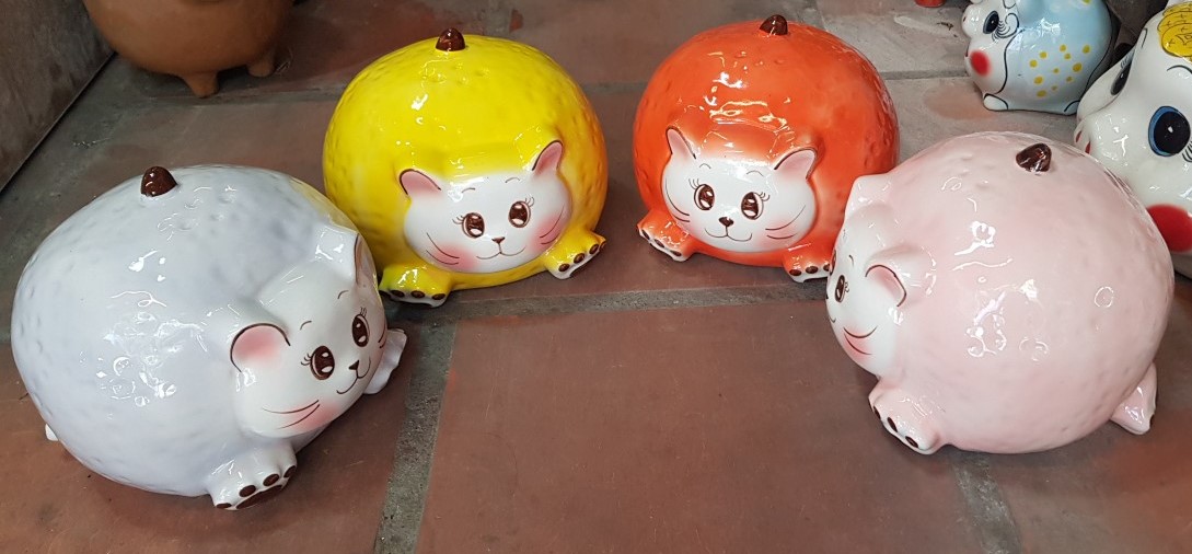 Heo đất tiết kiệm gốm Bát Tràng, lợn đất hình dáng con mèo ú tròn cute, dễ thương. Giao màu ngẫu nhiên hoặc liên hệ shop để chọn màu, giao từ HCM