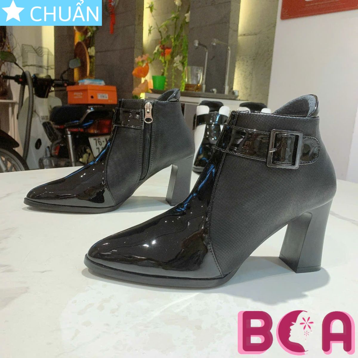 Giày bốt nữ cổ thấp 8p RO603 ROSATA tại BCASHOP kết hợp phần sau giày vân nổi và phần mũi bóng sành điệu, thời trang