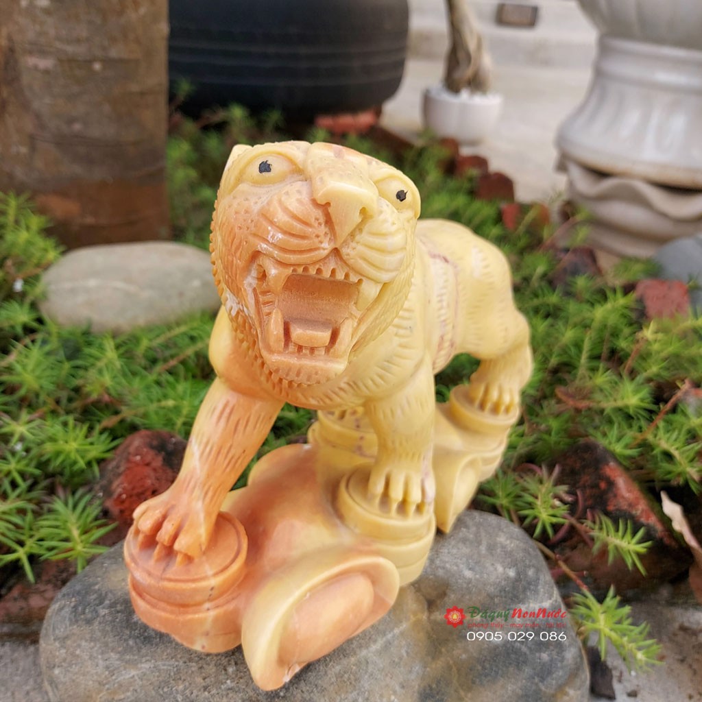 Tượng đá cọp 12 con giáp phong thủy đứng thỏi vàng đá cà rốt 21cm đá Non Nước