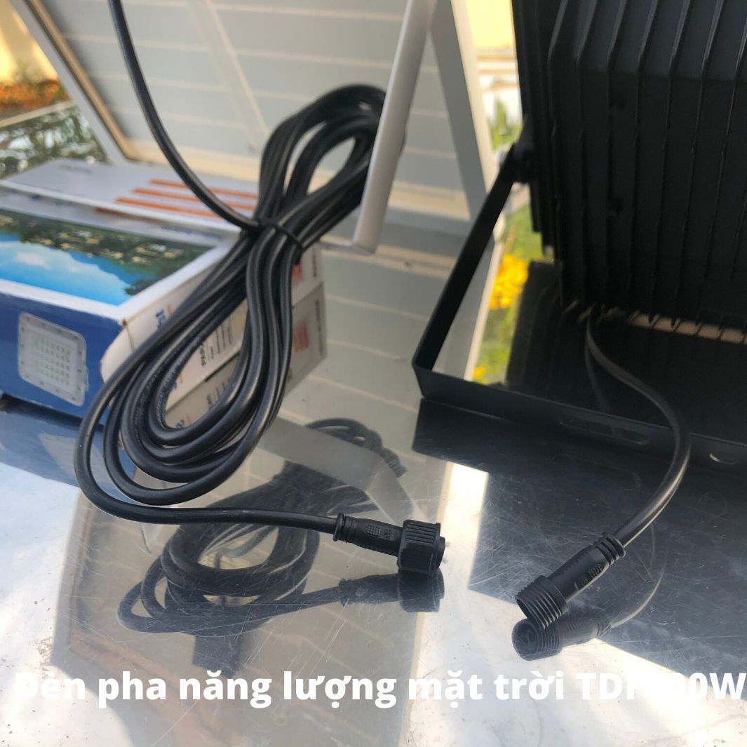 Đèn pha năng lượng mặt trời chống thấm nước IP67 100W. Có sensor cảm ứng sáng tối, tự động bật tắt, chống nước, độ sáng tương đương 100W. An tooàn. Dễ dàng lắp đặt. Không dùng điện