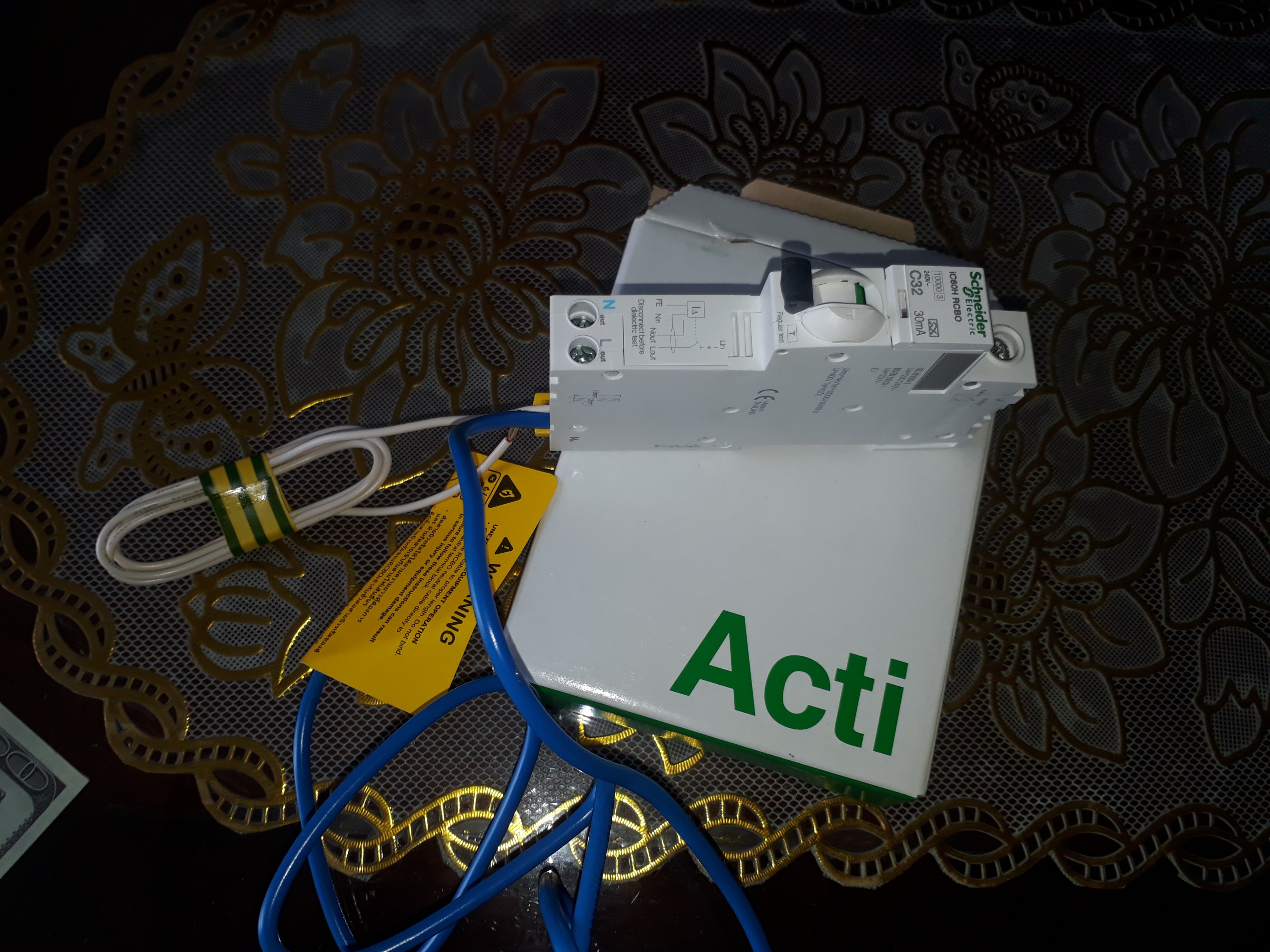 Cầu dao chống giật RCBO 1P+N-32A- 30mA Schneider