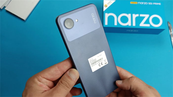 Realme Narzo 50i Prime được thiết kế sọc cho cảm giác cầm nắm khá tuyệt