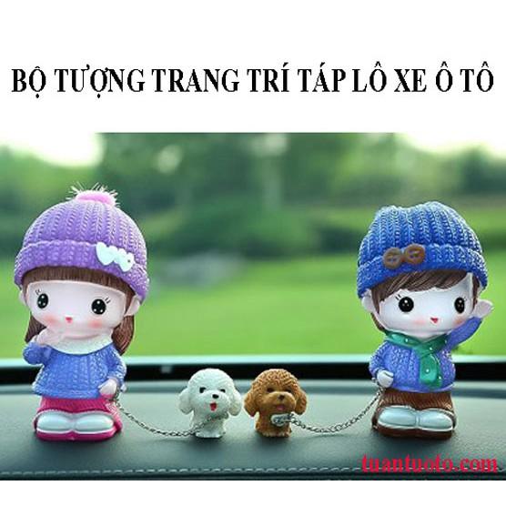 Bộ tượng đôi bạn trẻ dẫn chó đi chơi để trên ô tô