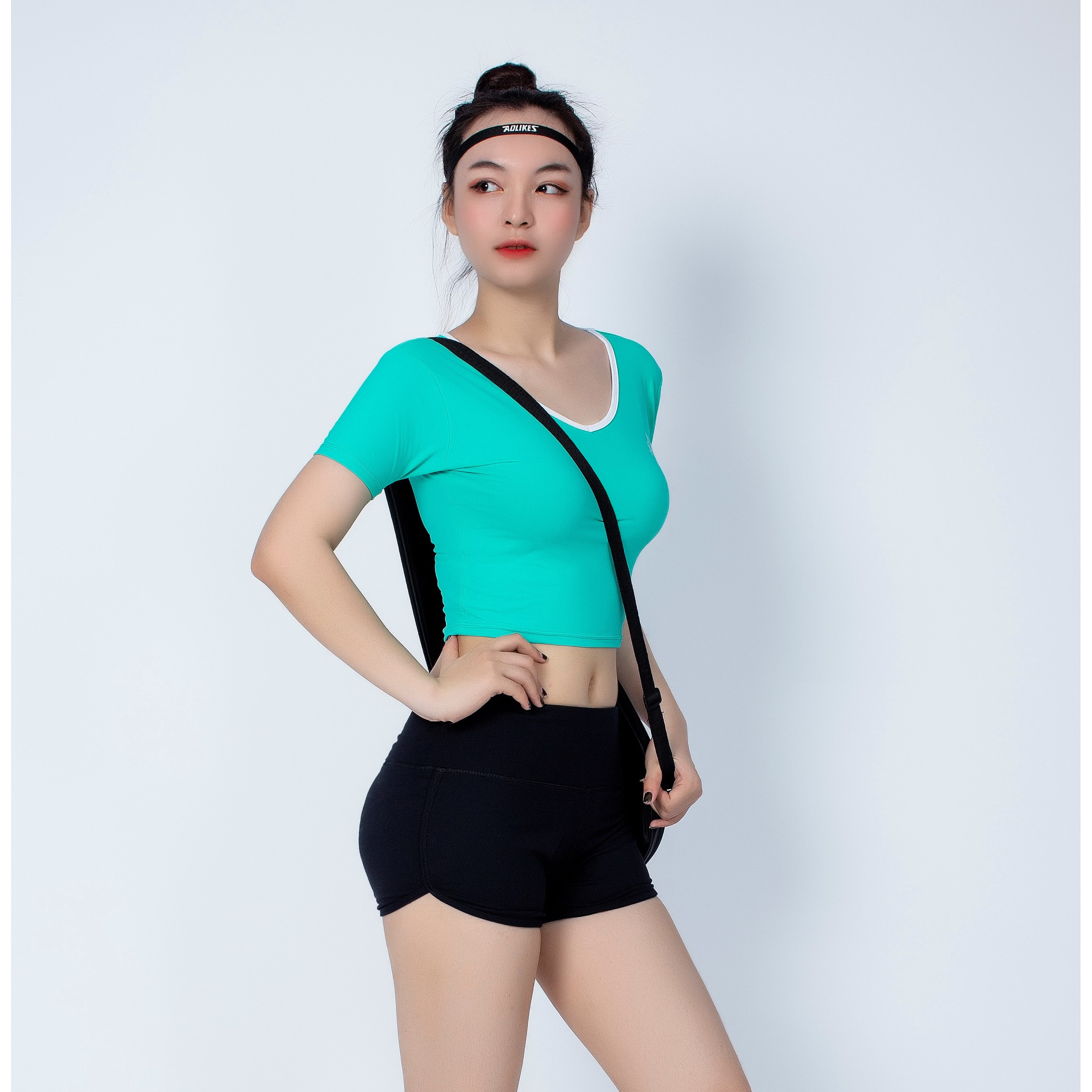 Bộ  thể thao nữ quần short chữ V áo croptop  có tay màu Xanh Ngọc - DN107