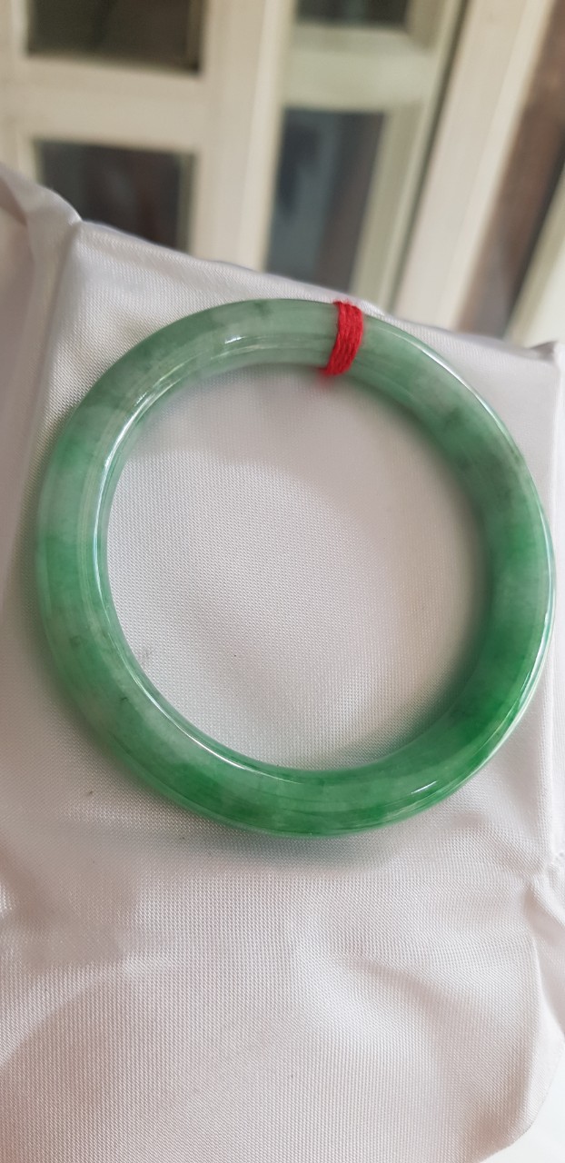 Vòng Cẩm Thạch tự nhiên mới Đậu Lý Sao 53mm x chột 8mm cao cấp sịn bóng đẹp màu xanh đậu lý tươi sáng bông trắng xanh nhẹ đẹp bóng nữ 52kg - 60kg đeo rất đẹp sang tay món quà tặng Mẹ , tặng vợ người phụ nữ yêu quý may mắn ý nghĩa ạ