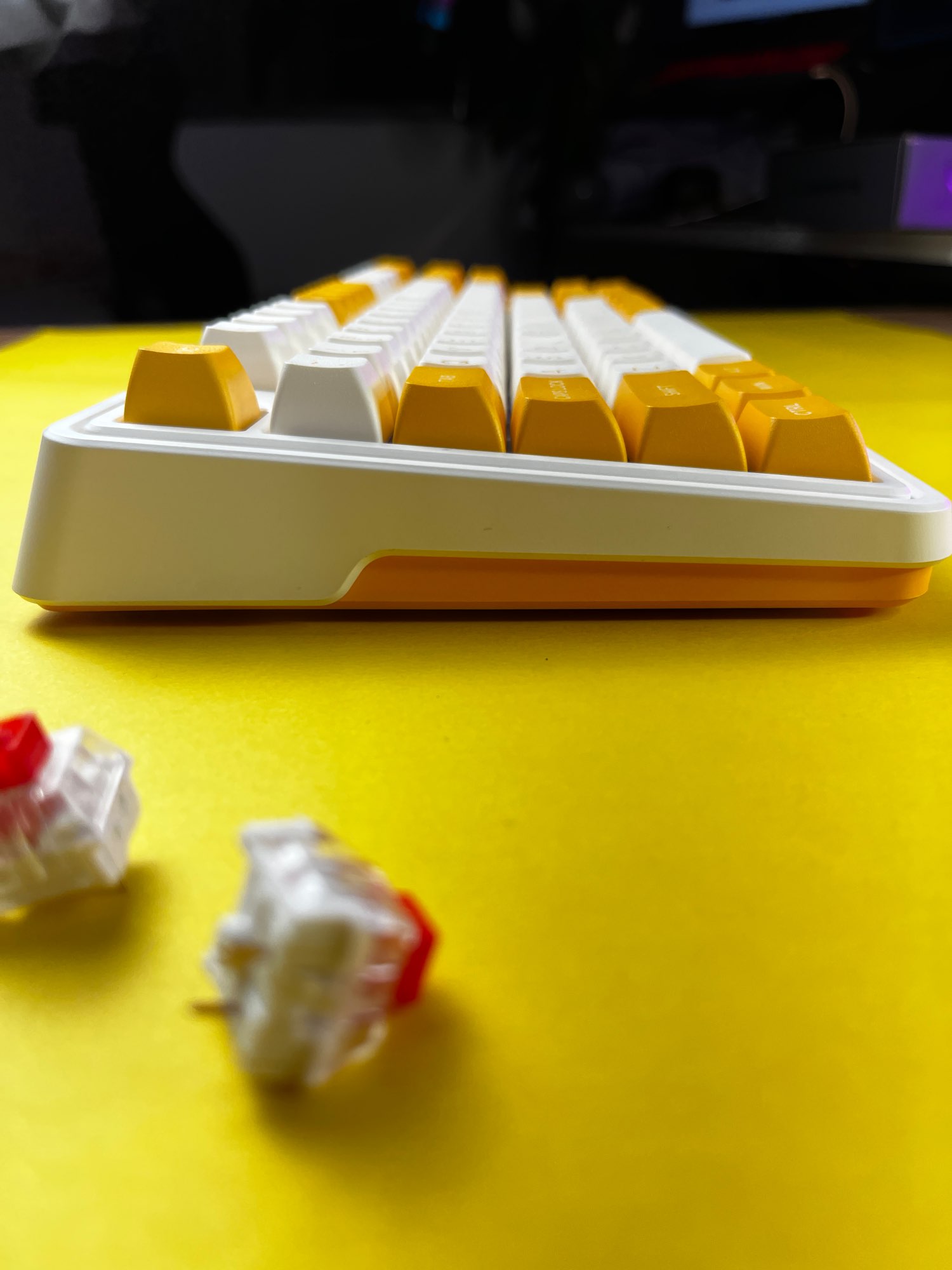 Bàn phím máy tính FL-Esports CMK87SAM Yellow & White 3 Mode _Mới, hàng chính hãng