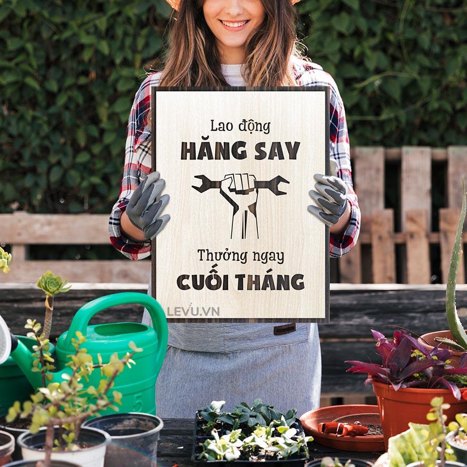 Tranh treo tường đẹp LEVU LV025 "Lao động hăng say thưởng ngay cuối tháng"