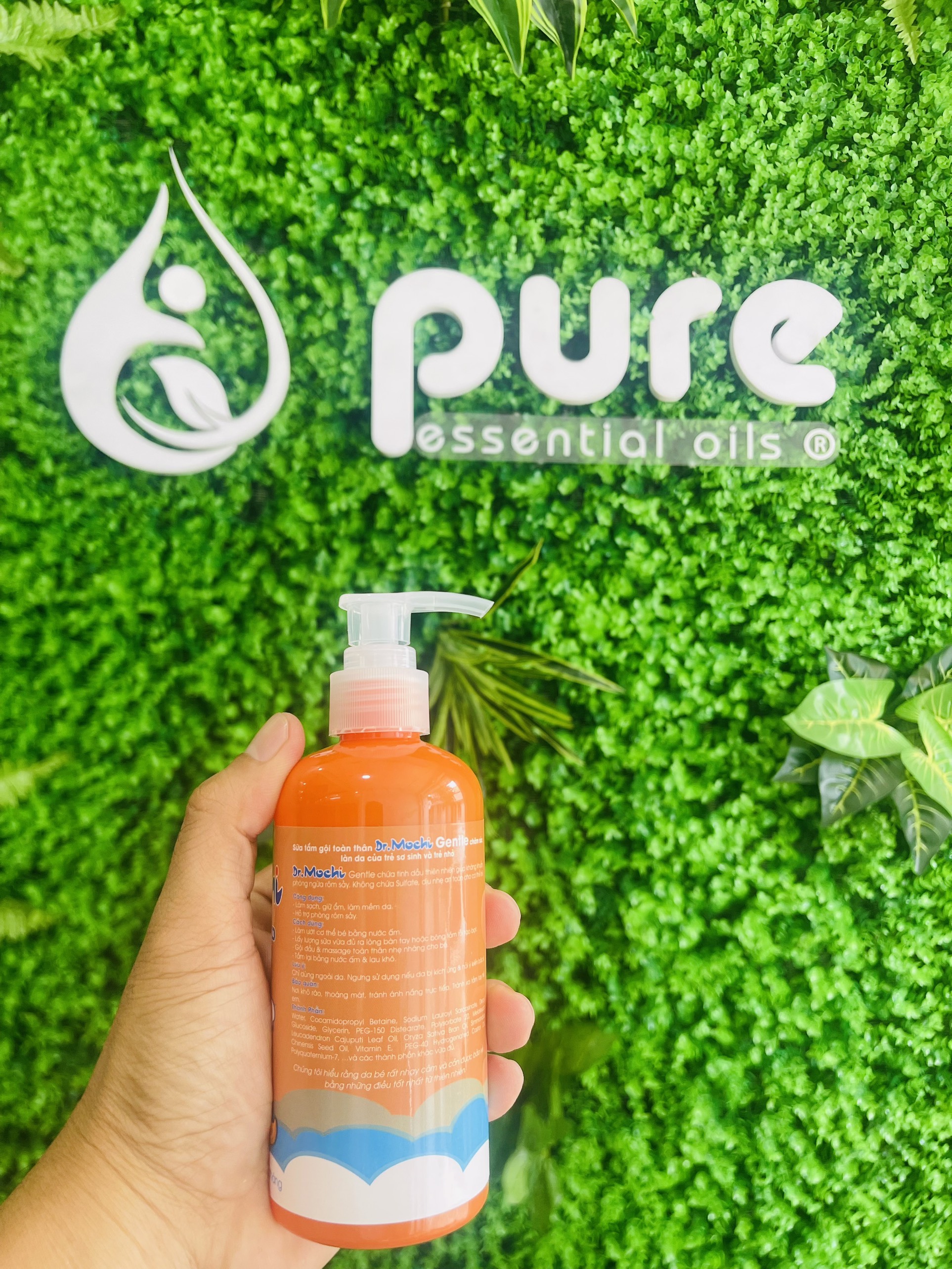 Sữa tắm gội toàn thân thảo dược Dr.Mochi Gentle - Làm sạch, giữ ẩm, làm mềm da -  Hỗ trợ phòng rôm sảy - Tăng cường bảo vệ da - Dưỡng ẩm, làm dịu da, phục hồi da - Giảm kích  ứng, làm dịu da tổn thương  250ml