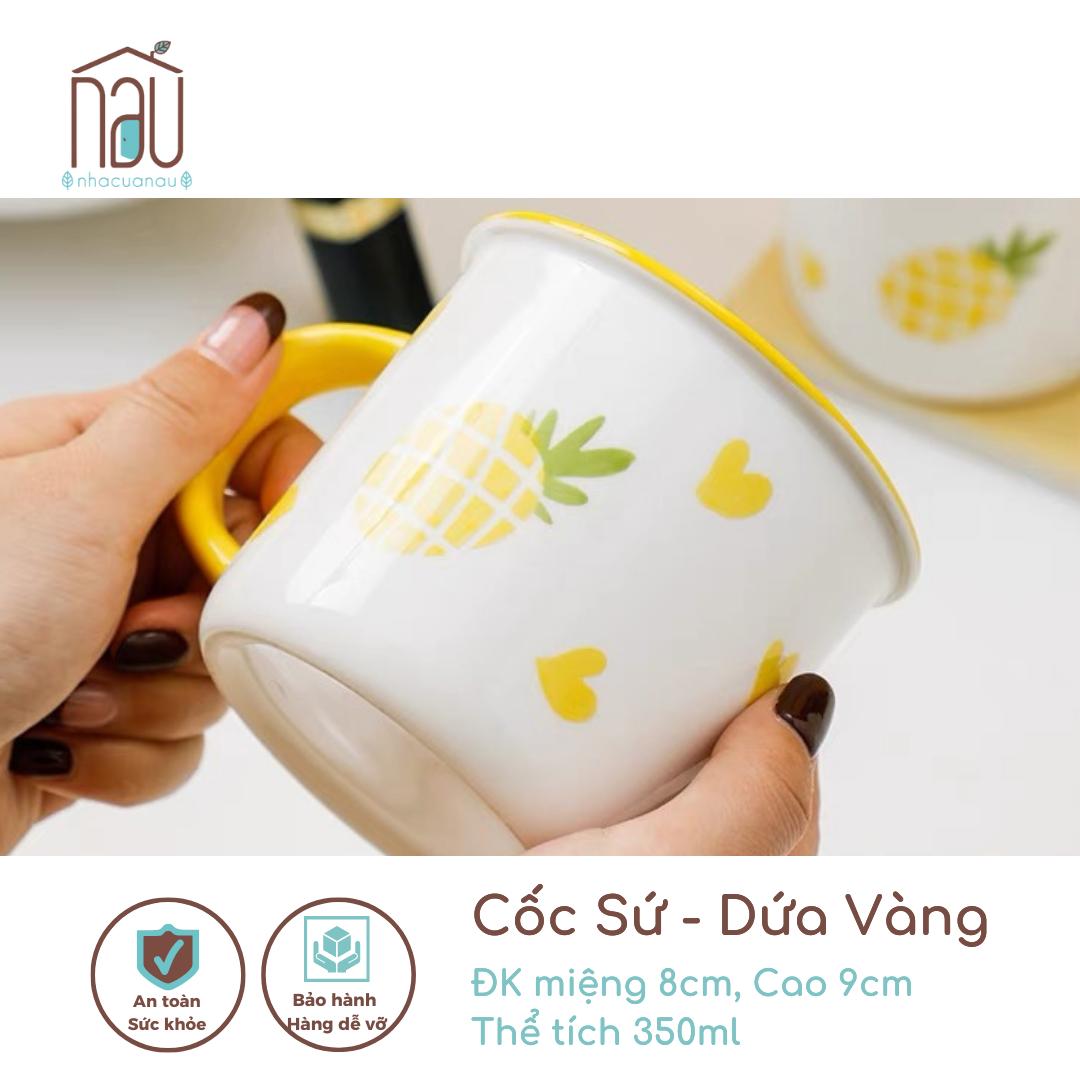 QUÀ TẶNG - Cốc sứ thể tích 350ml hoạ tiết quả dâu, dứa sắc nét; sử dụng uống trà, nước, sữa hoặc làm quà - Nhà của Nâu