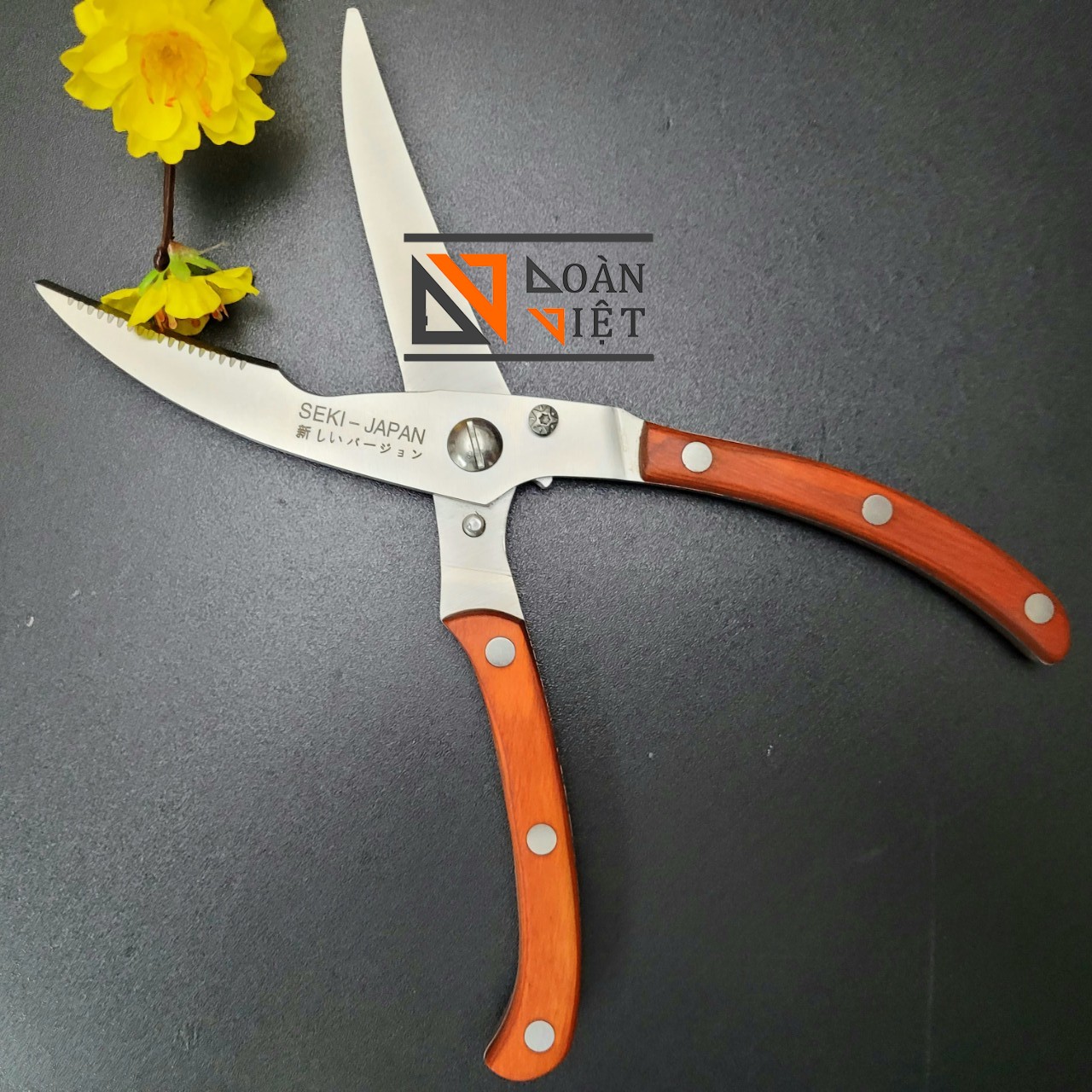 Kéo Cắt Xương Gà Vịt SeKi Nhật Bản, Cán 100% Gỗ Tự Nhiên chống trơn trược, Kéo cắt xương gà vịt chuyên nghiệp. Thép dày có lò xo bật nhảy giúp không mỏi tay