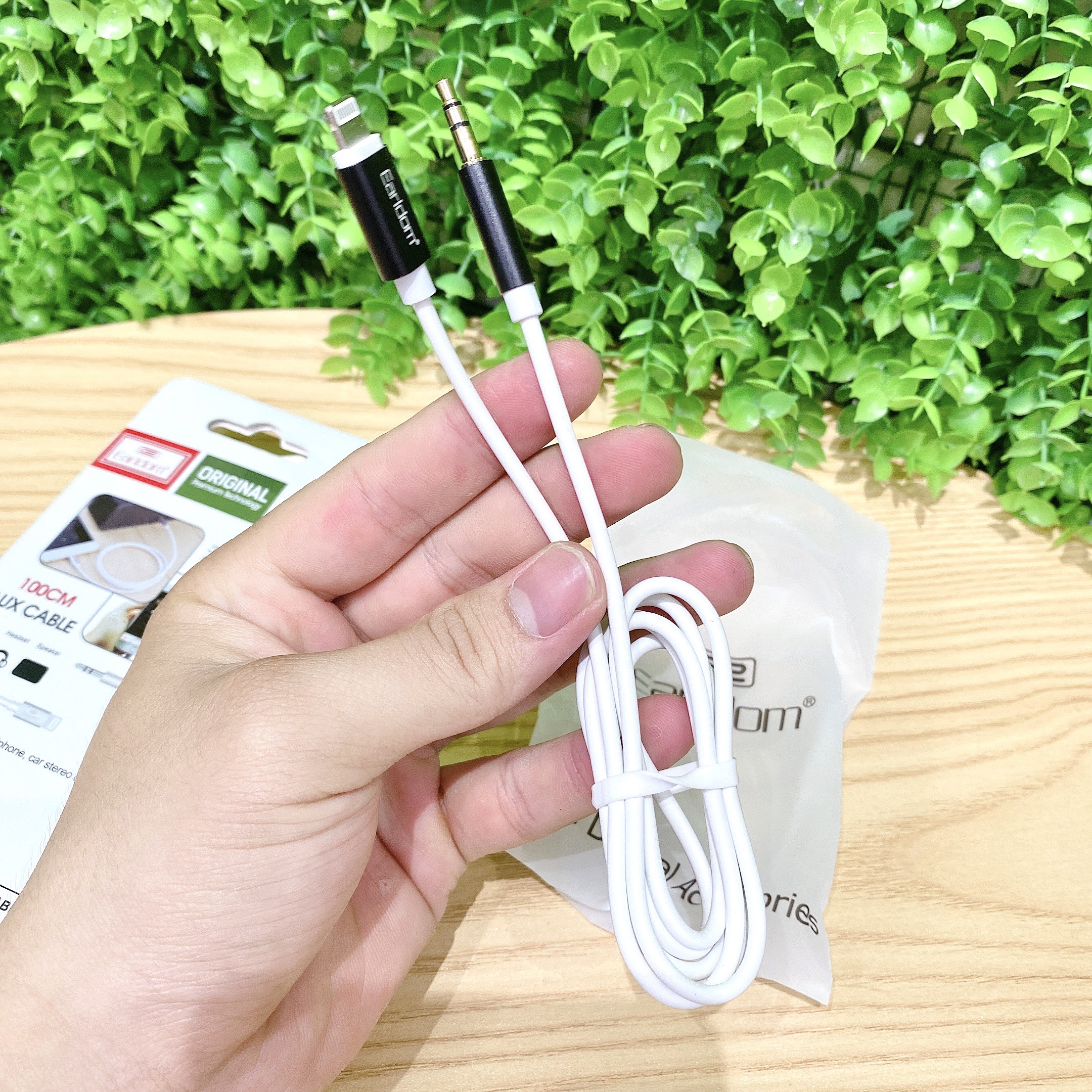 Dây Kết Nối Ra Loa 1 Đầu Lightning Và 1 Cổng 3.5 Earldom AUX-22 (Giao màu ngẫu nhiên) - Hàng chính hãng