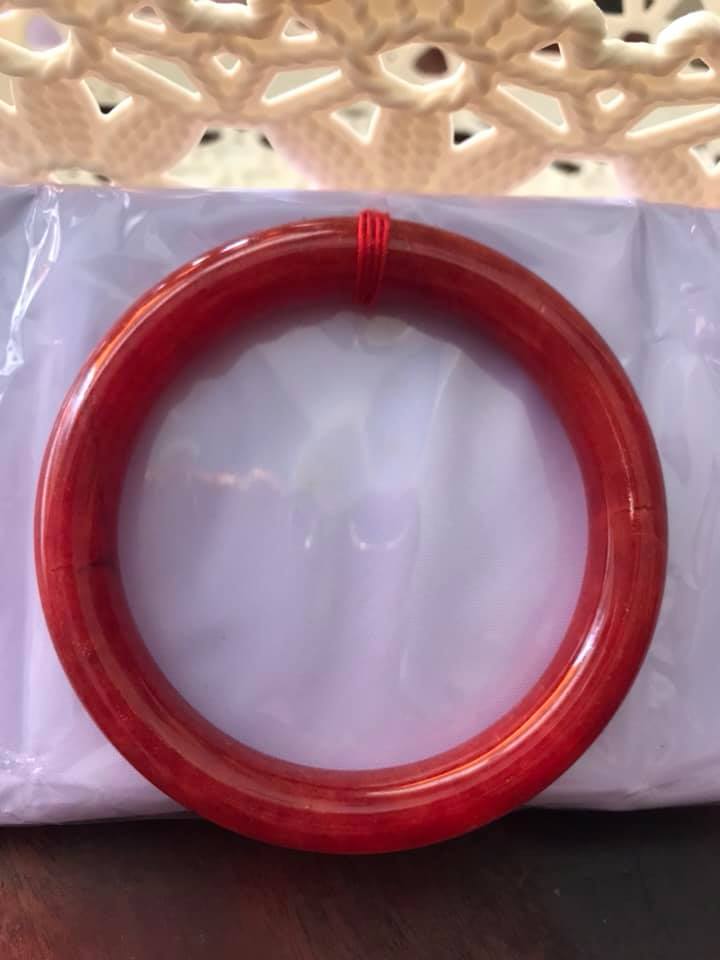 CHIẾC VÒNG TAY PHONG THỦY ĐÁ CẨM THẠCH CỒ ĐỎ CỌNG TO SIZE 56MM X DẦY 9MM MÀU ĐỎ ĐẬM ĐẸP NAM NỮ MỆNH HỎA THỔ 56kg đến 68kg Ạ